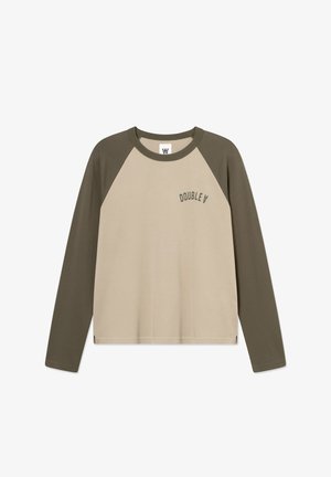 Majica z dolgimi rokavi v bež in olivno zeleni barvi, z okroglim ovratnikom, raglan rokavi in subtilnim tiskom z napisom "DOUBLE V".