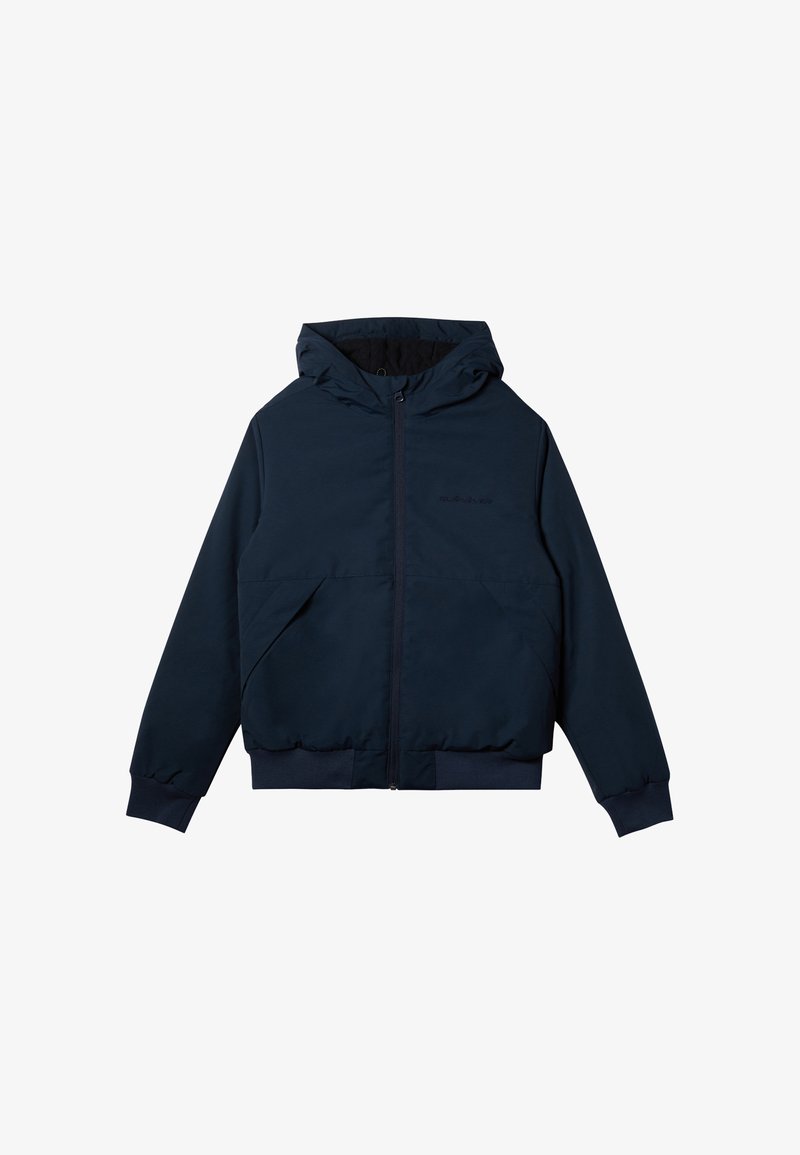 Mørkeblå hættetrøje med frontlynlås, to store sidelommer, ribbede manchetter og en glat, vandtæt stofstruktur.