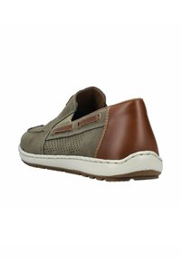 Slip-On-Schuhe aus olivgrünem Leder mit Perforierungen, braunen Lederdetails, weißer Zwischensohle und strukturiertem Gummiprofil.