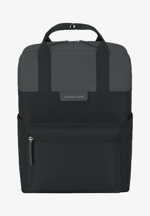 Sac à dos noir rectangulaire avec poignées sur le dessus, poche avant zippée, et étiquette logo "Kapten & Son" centrée au-dessus de la poche.