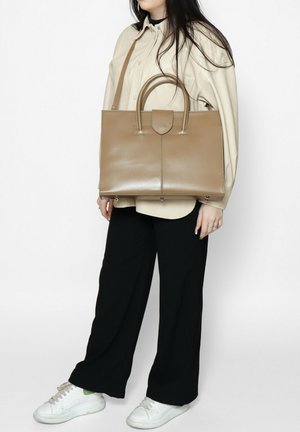 Borsa a tracolla in pelle tan con design strutturato e doppi manici superiori. Presenta una cucitura centrale e una tracolla rimovibile per versatilità.