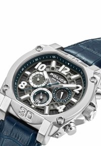 Silver rostfritt stål klocka med en blå läderrem, grå urtavla, stora siffror, visning av dubbel tid och texturerade accenter.