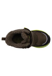 Stivale marrone con una fodera grigia pelosa, realizzato in materiali tessili e gommosi, dotato di una cinghia con chiusura a strappo e suola verde.