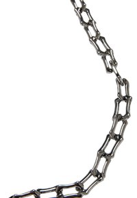 Sort metal kæde med forlængede led, der har en uregelmæssig form og poleret tekstur, hvilket skaber et moderne, geometrisk design.