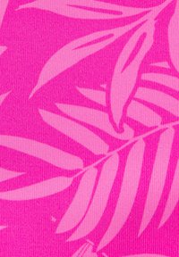 Tessuto di un brillante colore rosa con un sottile motivo a foglie in rosa chiaro. La texture è liscia con un aspetto rigato.