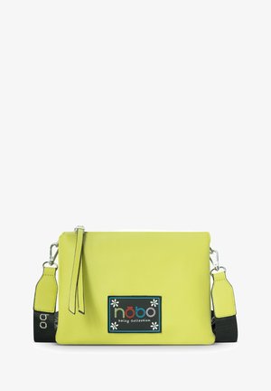 Geel gestructureerde synthetische schoudertas met een verstelbare schouderband, voorzien van een kleurrijk merklogo en bloemmotieven op een rechthoekig vak.