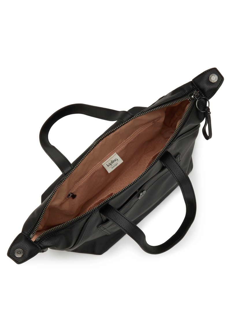 Bolso de mano de cuero negro con cierre de cremallera, que cuenta con dos asas. El interior está forrado en rosa claro con una etiqueta y un bolsillo con cremallera.