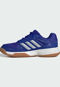 Baskets de sport bleues avec une tige en mesh et synthétique, dotées d'une accent en trois bandes blanches, d'une semelle rembourrée et d'une semelle extérieure en caoutchouc texturé.