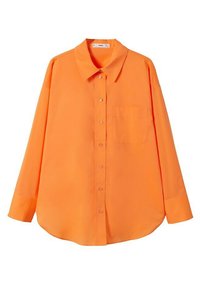Chemise orange à boutons fabriquée en tissu léger, dotée d'un col classique, de manches longues et d'une poche poitrine unique.