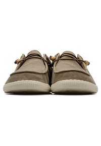 Scarpe slip-on in suede marrone con suola in gomma, caratterizzate da lacci con perline di legno e una parte superiore testurizzata per una maggiore aderenza.
