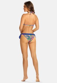 Zestaw bikini z kolorowym, kwiatowym wzorem, z zawiązywanym na szyi wiązaniem i kokardkami po bokach majtek. Dominują kolory niebieski i różowy.