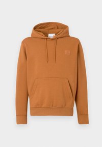 Haut en coton marron avec une poche avant, capuche à cordon, et poignets côtelés. Présente un petit logo de marque brodé sur la poitrine.