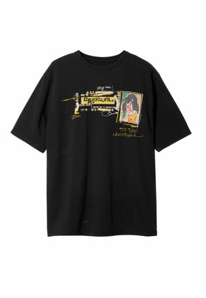 Camiseta de algodón negra con un estampado gráfico en amarillo y blanco, con un diseño y elementos de texto, y un corte relajado. Mangas cortas.