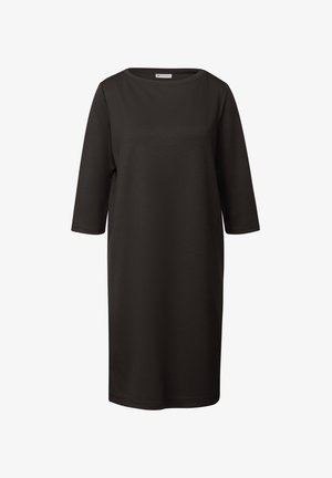 Vestido negro hasta la rodilla hecho de una tela suave, con escote redondo, mangas tres cuartos y corte recto. Sin patrones ni herrajes visibles.