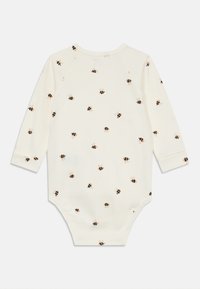 Langermet babybodysuit i kremfarget ribbestrikket stoff med bientrykk i svart og brunt, med rund hals og trykknapper nederst.