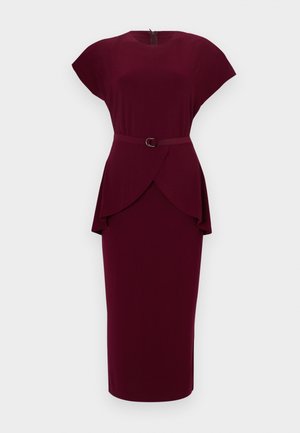Rochie mulată burgundy cu mâneci scurte, gât rotund, detaliu pe talie cu peplum și curea cu cataramă circulară. Confecționată dintr-un material neted.