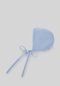 Bonnet en tricot bleu clair de forme ronde, terminé par des liens pour un maintien en toute sécurité. Texture lisse et détails de design simples.