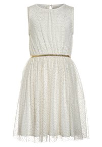 Robe blanche sans manches avec des pois dorés, une taille froncée et une fine ceinture métallique dorée, longueur genoux et encolure ronde.