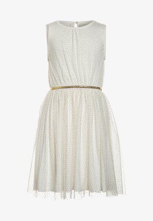 Bezrękawna biała sukienka w złote kropki, z marszczonym pasem i cienkim metalicznym złotym paskiem, do kolan, z okrągłym dekoltem.