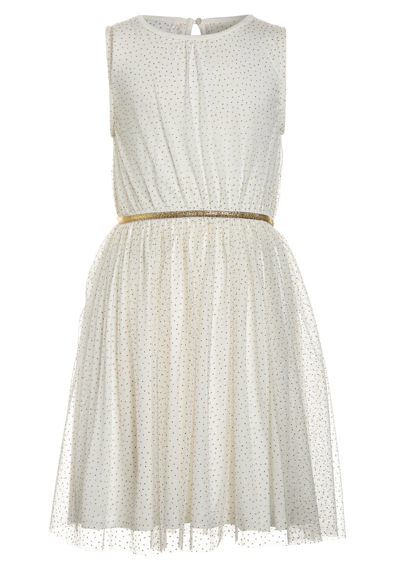Robe blanche sans manches avec des pois dorés, une taille froncée et une fine ceinture métallique dorée, longueur genoux et encolure ronde.