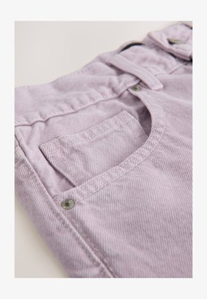 Țesătură denim mov deschis, cu buzunar frontal, nasturi metalici și cusături vizibile. Textura este netedă, cu un model subtil în diagonală.