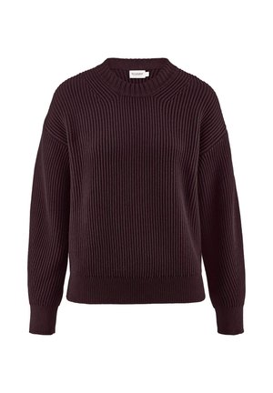 Donkerbruine geribbelde breiselsweater met een hoge hals, losse schouders en een relaxte pasvorm. De gestructureerde stof heeft een verticaal streepjespatroon.