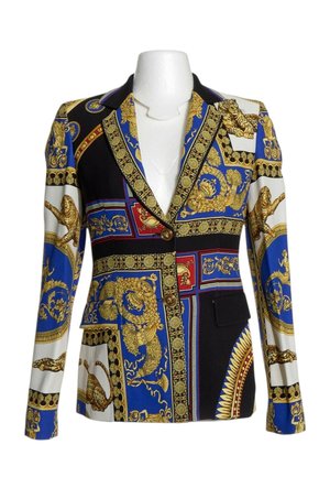 Blazer mit goldenen barocken Mustern, blauen, schwarzen, roten und weißen Paneelen, Leopardenmotiven und dekorativen Knöpfen auf einer weißen Schaufensterpuppe.