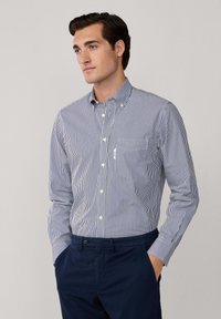 Marineblauwe en witte gestreepte button-up shirt van katoen, met een kraag, lange mouwen en een borstzak. Gemaakt met marineblauwe broek.