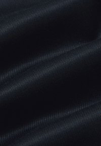 Ciemnoniebieska tkanina o gładkim, teksturowanym splocie; posiada subtelne diagonalne linie i lekki połysk. Grubość sugeruje trwałość.