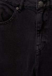 Schwarze Jeans aus Denim mit einem klassischen Fünf-Taschen-Design, robuster Naht und einem leichten Glanz auf dem Stoff. Knopfverschluss an der Taille.