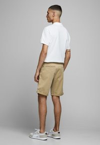 Jack & Jones JPSTBOWIE SOLID MID - Shorts - khaki