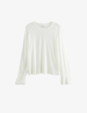Vit stickad tröja med rundad halsringning, ribbad nederkant och långa ärmar. Har en avslappnad passform och mjuk textur. Märkesetikett synlig vid nacken.