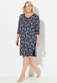 Abito blu navy con maniche a tre quarti, motivo a righe e piccoli disegni floreali in rosa e verde. Fessure laterali per un comfort aggiuntivo.