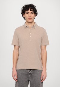 Polo tričko s krátkým rukávem v béžov�é pletenině, s button-down límcem, klasickým střihem a jemnou strukturou. Ozdobeno předními knoflíky.