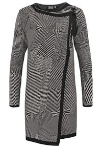 Svart och vit klänning i stickad sweaterstil med geometriska mönster, långa ärmar, rund hals och knappar på sidan. Texturerad stickad tyg.