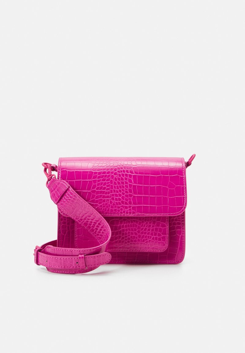 Borsa a tracolla in pelle con stampa coccodrillo di colore rosa, dotata di chiusura a ribalta e tracolla regolabile. Presenta un'esterno testurizzato e una forma rettangolare compatta.