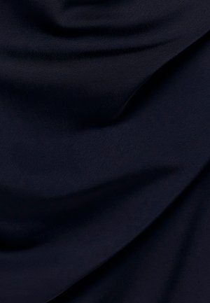 Tissu bleu marine foncé avec une texture lisse et douce, présentant de légers plis créant des ombres et des éclairages subtils.