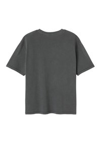 T-shirt en coton gris foncé à manches courtes, col rond et détails de couture subtils. Vue de dos, sans graphiques ni embellissements.