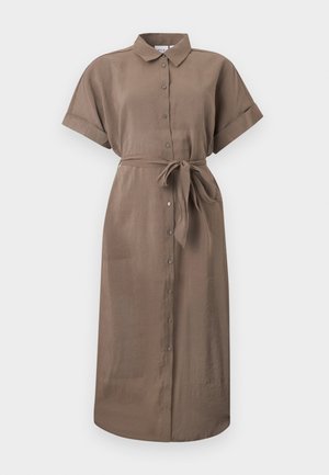 Robe chemise marron mi-longue avec manches courtes retroussées, boutonnée sur le devant, col et ceinture nouée à la taille.