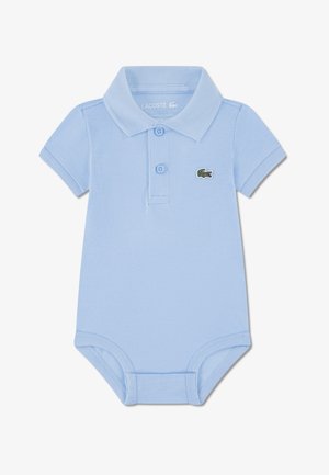 Lyseblå polo-body i bomuld med klassisk krave, to-knaps slidse og et grønt broderet Lacoste-logo på brystet.