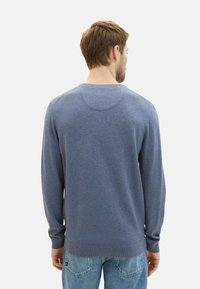 Maglione da uomo blu, in morbido tessuto a maglia, maniche lunghe, collo a giro, con una texture liscia e dettagli di cucitura discreti sulla schiena.