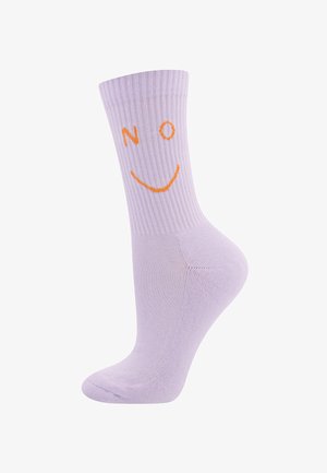 Lila gerippte Socke mit orangefarbener bestickter Aufschrift "NEIN" und einem Smiley. Weicher Stoff im klassischen Crew-Längen-Design.