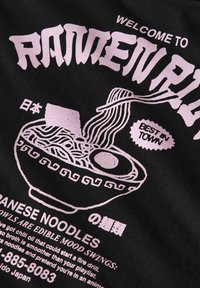Musta kangas, jossa on vaaleanpunainen graafinen kuva nuudelikeosta, tyylitelty teksti "WELCOME TO RAMEN" ja japanilaisia merkkejä.