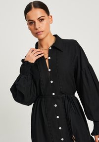 THE FATED KORA - Abito a camicia - black