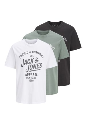 Trzy koszulki z krótkim rękawem i okrągłym dekoltem w kolorze białym, szałwiowej zieleni i czarnym, każda z nadrukiem Jack & Jones z przodu.
