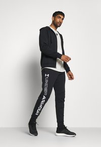Under Armour RIVAL HOODIE - Sweatjakke - black/onyx white