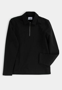 Czarna longsleeve polo z kołnierzykiem zapinana na zamek z przodu, wykonana z gładkiego materiału. Brak widocznych wzorów lub akcentów.