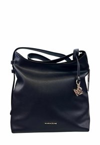 Borsa a mano in pelle nera con una texture morbida, una tracolla singola regolabile e un charm in metallo con logo attaccato alla cerniera.