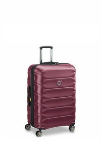 Valigia rigida di un profondo bordeaux, texture con righe orizzontali, dotata di maniglia telescopica e quattro ruote girevoli per la mobilità.