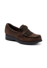 Mocassini in suede marrone con dettaglio a frange e tacco basso nero, posizionati su uno sfondo bianco, che evidenziano il loro design e la loro texture.